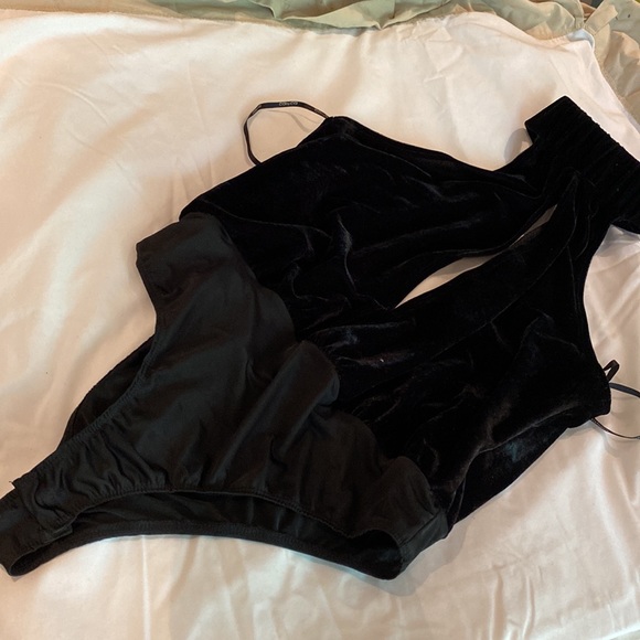 Velvety sleeveless body suit w/front and back cutout - Picture 2 of 5